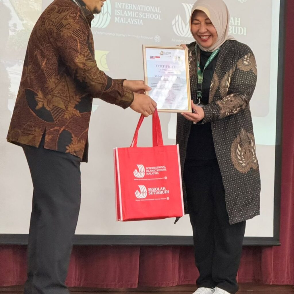 Instagram post from sd_djamaatul_ichwan. This post is in position 9.