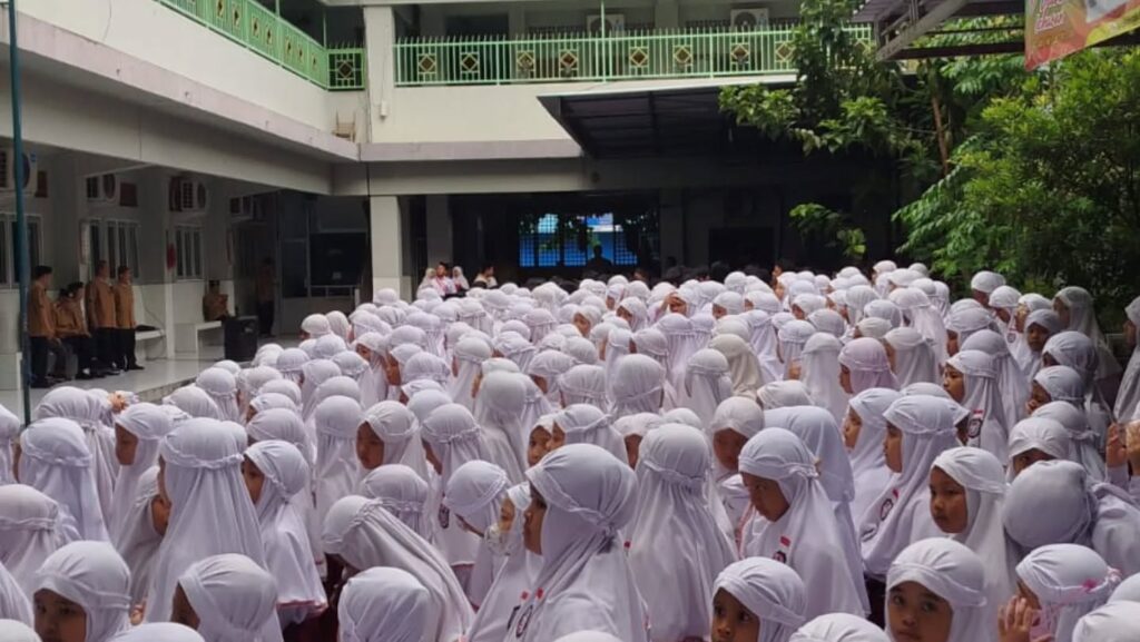 Instagram post from sd_djamaatul_ichwan. This post is in position 13.