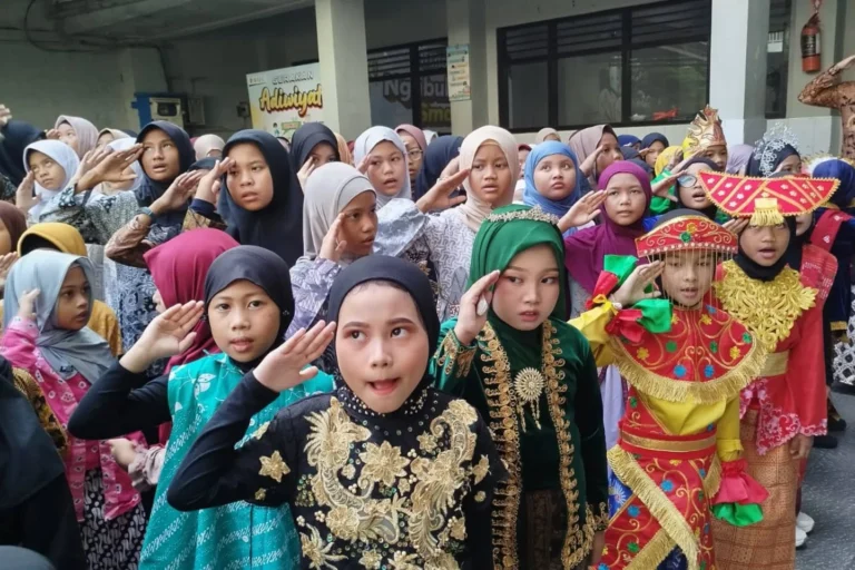 Instagram post from sd_djamaatul_ichwan. This post is in position 8.